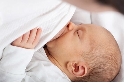 Breastfeeding baby with good latch – Birth, Baby & You – Dee Bell – Lactation Consultant for Kent, Surrey & Sussex