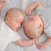 Sleeping twin babies lying together – Birth, Baby & You – Dee Bell – Lactation Consultant for Kent, Surrey & Sussex
